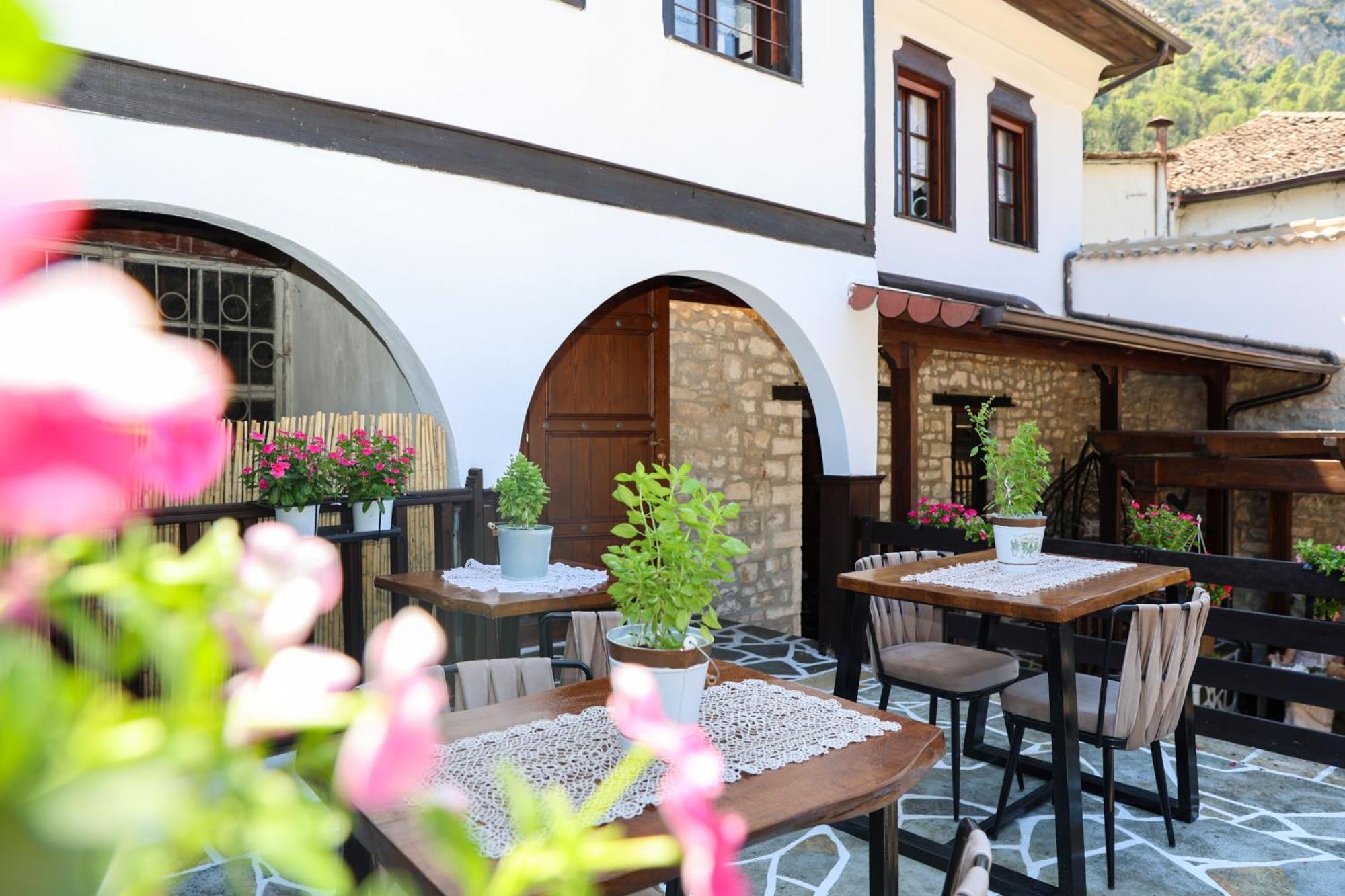 Ador Boutique Hotel Берат Экстерьер фото